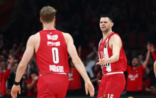 walkup-papanikolaou-olympiacos-monaco-game-3-playoffs-euroleague
